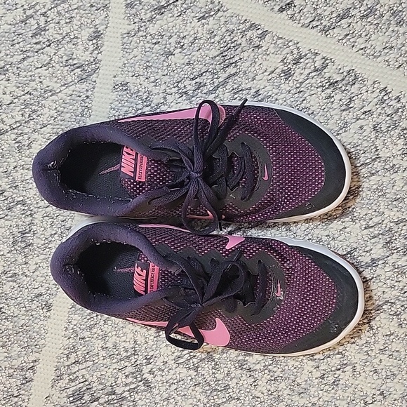 Nike Shoes - Nike women's sneakers